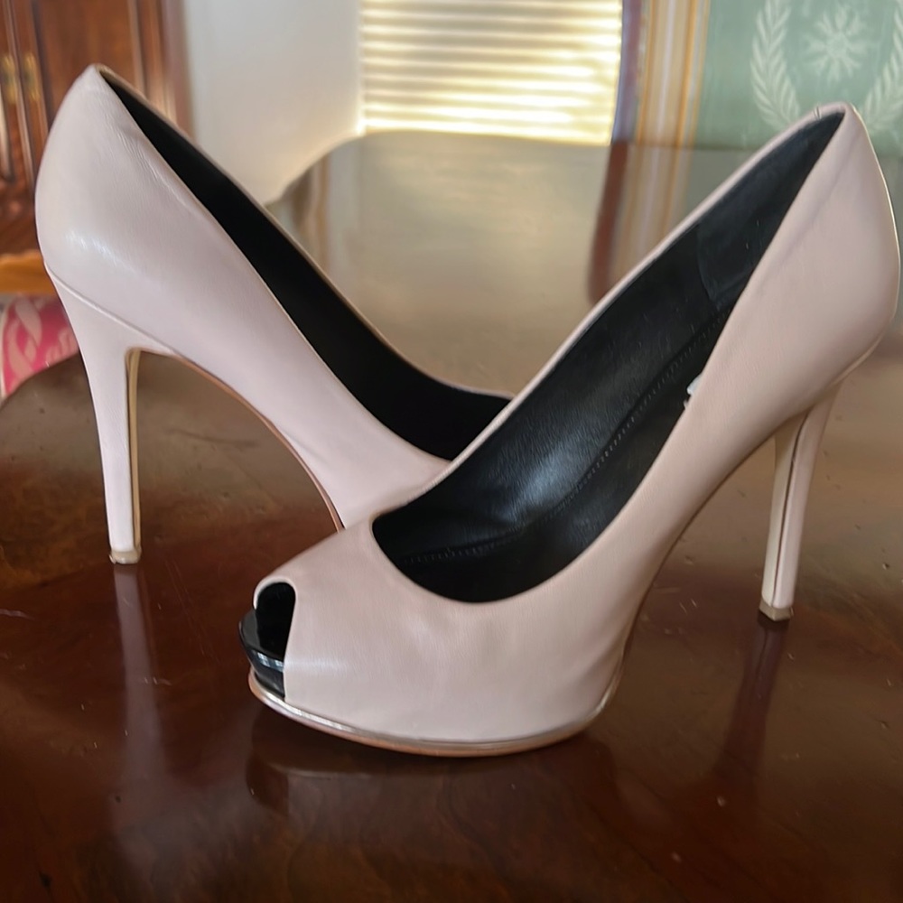 Guess peep toe heels.Excuisite beige hint of light powder pink.worn once.